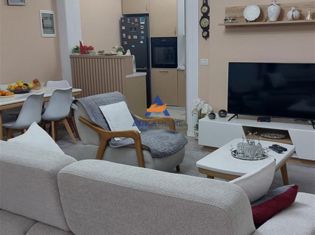 VENDESI APPARTAMENTO +NEGOZIO 2+1+BALCONE "RISTORANTE FRESKU" 225.000 EURO