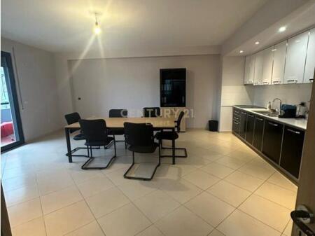 VENDIAMO APPARTAMENTO 3+1+2+ POSTO AUTO INCLUSO VICINO ALLO STADIO DINAMO! 350.000 €