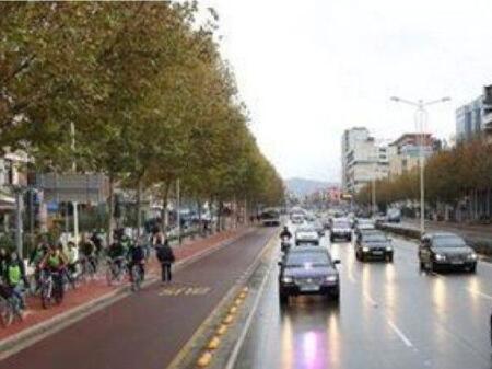 Commerciale in Affitto a Laprakë, Tirana - 8.500€ | 1278 m²