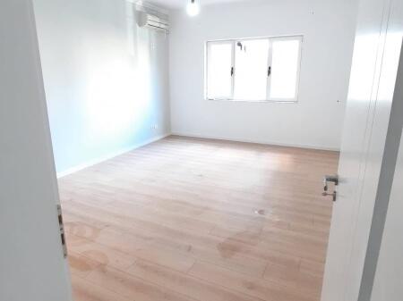 Shitet apartament 1+1 te Komuna e Parisit!