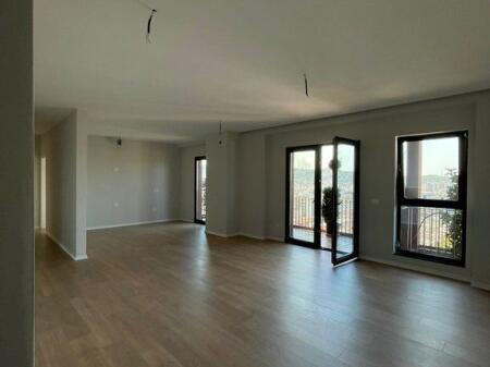 Qera, Ambjent per zyra ,Tirana Garden Building, Tirane