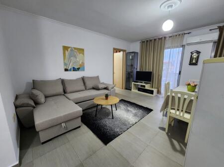 Apartament 2+1 per qera tek Komuna e Parisit!