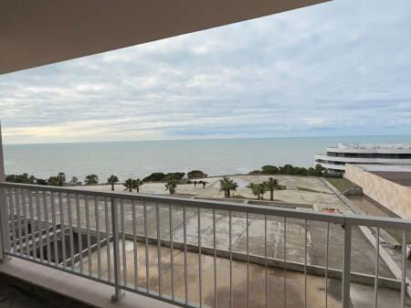 Shitet apartament premium në Kompleksin Dyrrachium, një nga rezidencat më elitare në Currila, Durrës. Apartamenti është 149.39 m², ndodhet në katin e 3-të banim dhe ofron pamje të hapur ballore nga deti. Ndërtim i përfunduar, gati për banim. Ideali për jetesë elitare ose investim sigurie.  📞 Kontakt: 