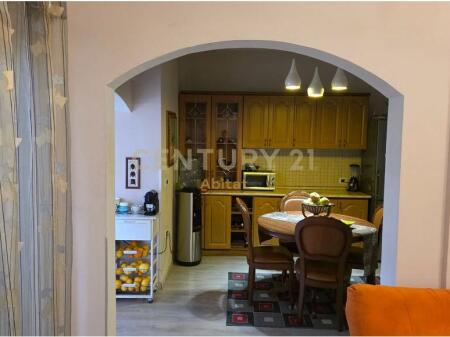 Shitet Apartament 2+1+2 ballkone në Vasil Shanto 230,000 €