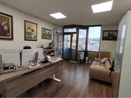 Zyrë me qira – Sheshi Willson