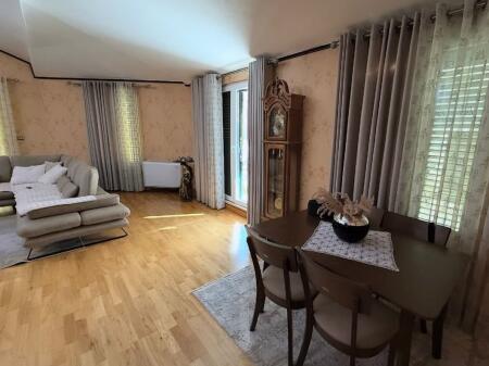 Jepet me qera 3+2 liqeni thate 1497 eu penthouse  mobiluar   