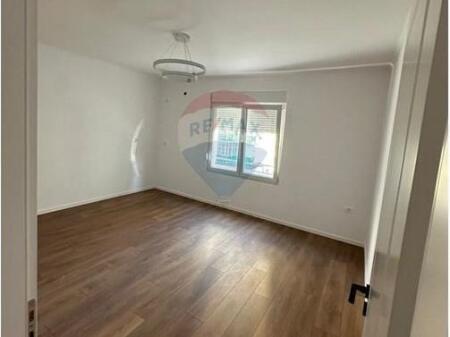 Shitet apartament 1+1 te Rruga Kongresi i Manastirit (530381006-196)