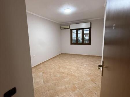 Zyrë me qira në zonën e Komunës së Parisit