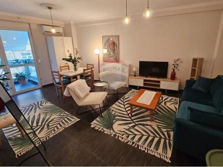 Shitet apartament 2+1 ne Qender-Rruga e Barrikadave