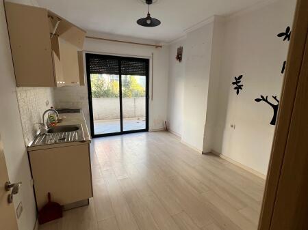 2+1+2 Me Qera, Astir, Tek Rrethi