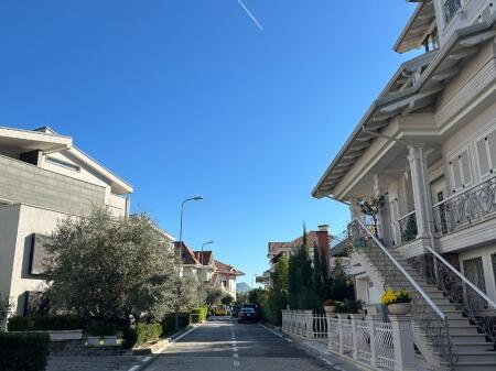 📌 Shitet Vilë 4-Katëshe në Rezidencën Akacia Hills!