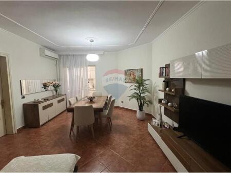Apartament 2+1 Komuna e Parisit për shitje