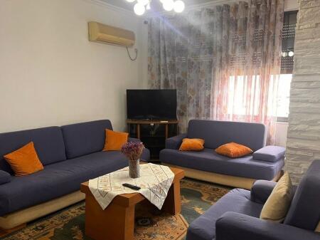 Apartament 2+1 me Qira pranë Gjimnazit “Partizani” – Totalisht i Mobiluar