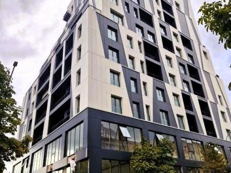 NJËSI SHËRBIMI PËR KLINIKË OSE ZYRA ME QIRA BUZE RRUGES SE BARRIKADAVE