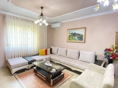 2+1,e mobiluar te rruge e barrikadave,750 mije leke