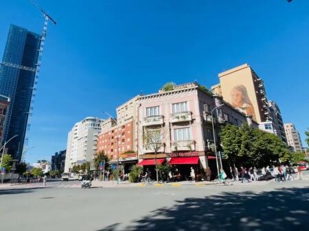 NJËSI SHËRBIMI PËR QIRA, KATI PARË – RRUGA E BARRIKADAVE