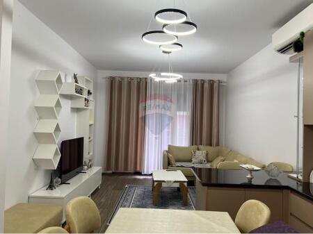 Jepet me qira apartament 2+1+2 me post parkim, në kompleksin  Oazis Residence.