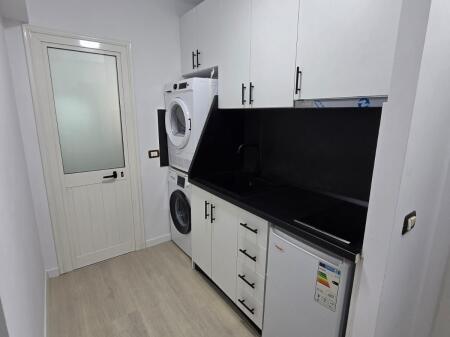 Jepet me qera Garsoniera , tek Piaza  mbas Muzeut Historik ne Qender te Tiranes 500 mije leke