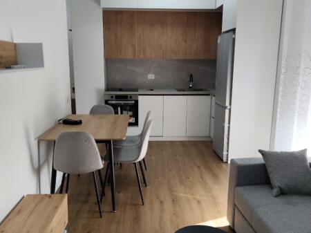 Apartament 1+1 me qera, me parkim, i ri, i mobiluar, i pabanuar me pare.