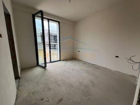 Shitet Apartament 2+1+2+2 Poste Parkimi, Tulipan Residence, Mjull-Bathore