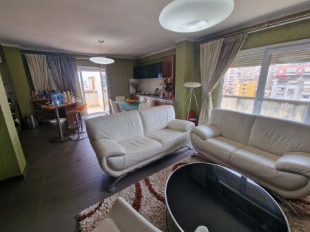 Shitet penthouse 2+1+2 tualete+3 ballkone te Zogu i Zi me cmim OKAZION 1800