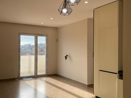 🏡 APARTAMENT ME QERA – Spitall, Durrës Prane Varrezave te Vjetrra