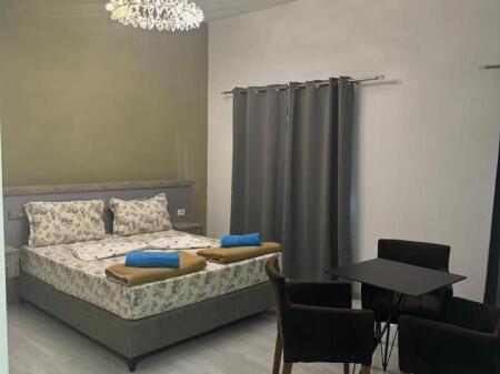 Jepet me qera garsonie e mobiluar tek Bulevardi Zogu I