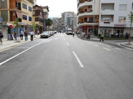 Apartament 1+1 me qira , Perballe Gjimnazit Petronini , Liqeni i Artificial.