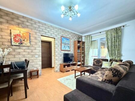 Apartament 2+1+2 për Qira përballë Hipotekës – Hapësirë e Bollshme në Lokacion Strategjik