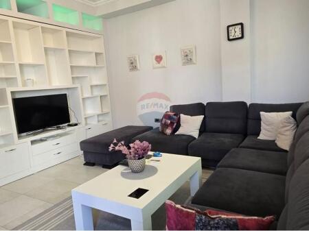 -----------Apartament me qira sallon + kuzhine  dhe dy tualete afer Kopshtit Botanik