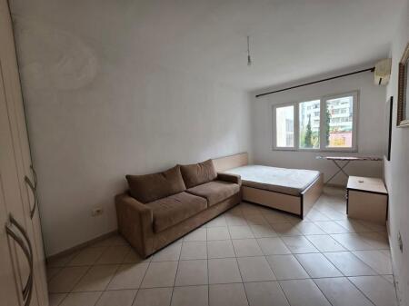 Shitet apartament 1+1 prane Restorant Freskut