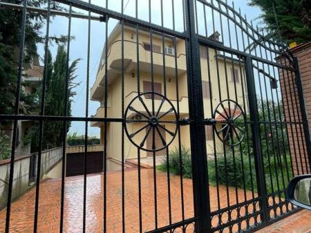 📣Jepet me qira kati i 3-të i një vile – 3+1 me 2 tualete 📍 Adresa: Rruga Filip Shiroka, pranë shkollës “Mrekullia”