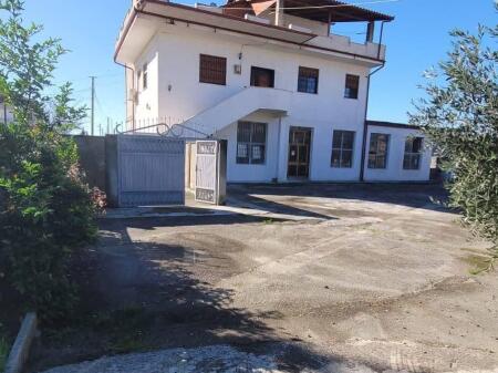 🏡 PROPRIETÀ ESCLUSIVA SUL LUNGOMARE “TAULANTIA”, Kavaje — OPPORTUNITÀ DI INVESTIMENTO Vendesi un edificio con alto potenziale di sviluppo, posizionato sul lungomare principale