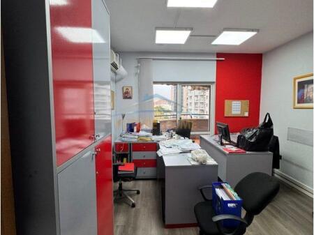 AMBIENTE PER UFFICI IN AFFITTO – ZONA DI BLLOKU, TIRANA