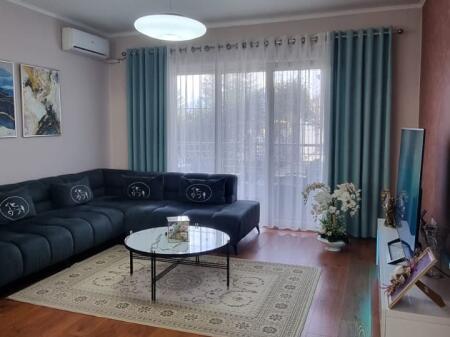 Jepet me qera Apartamenti 2+1, Kopeshti botanik prane xhamise   600 euro