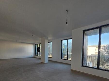 JAPIM ME QIRA AMBIENT KOMERCIAL TEK REZIDENCA ZIRKON ME VIZIBILITET NGA RRUGA KRYESORE