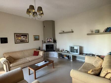 Casa privata su 2 piani a Lushnje, quartiere Loni Dhamo