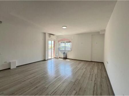 Shitet Apartament 3+1 + Post Parkimi tek Ali Demi!