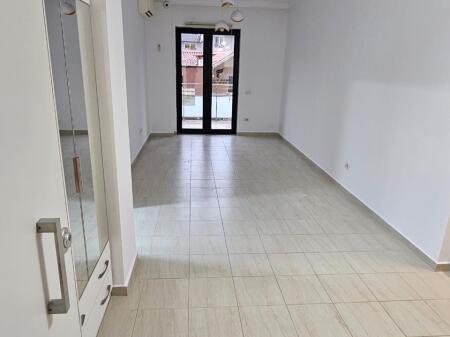 ZYRE ME QERA 80 M2 QENDER 150.000 LEKE