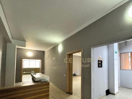 AMBIENT KOMERCIAL TEK RRUGA E ELBASANIT, PAS AMBASADES AMERIKANE