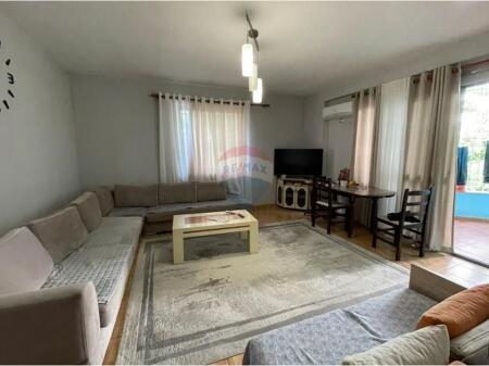 Shitet Apartament 1+1+ballkon ne Fresk