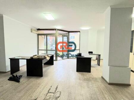 Tek 21 Dhjetori, Shitet Apartament 2+1, Me Hapesira Te Bollshme Dhe Orientim Perfekt !!