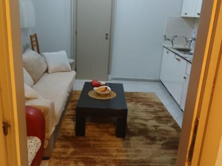 Appartamento 1+1 in affitto, Selvia vicino al supermercato xhangolli, 420 mila leke acqua, luce, internet inclusi nel prezzo 