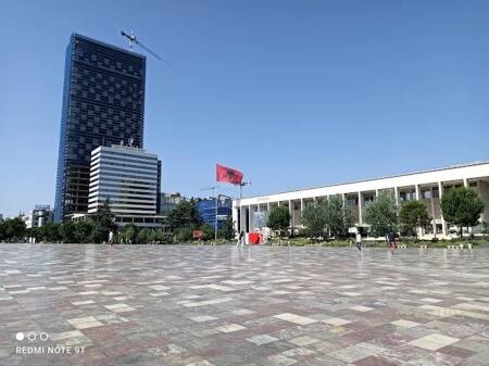 Zyrë me qira në qendër të Tiranës