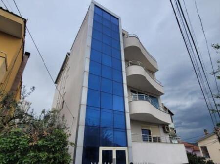 In vendita edificio multifunzionale di 5 piani a Sauk