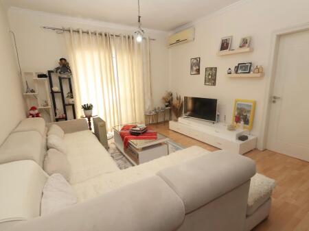 Jepet Apartament 1+1 Me Qira. Shkoze Pranë Hotel Gixharrit