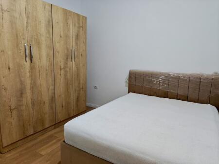Jepet me qira një apartament komod 2+1, totalisht i mobiluar