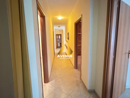 Jepet me Qira  Ambient për zyra 166 m2, Apartament 3+1+2, Tiranë