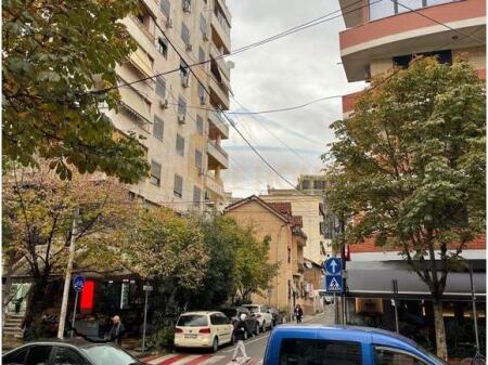 SHITET DYQAN, AMBJENT KOMERCIAL,QENDER, RRUGA BARRIKADAVE