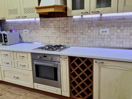 🏢Via Durazzo, vicino alla Scuola Media “Qemal Stafa” affittasi appartamento 2+1 arredato. 600 Euro